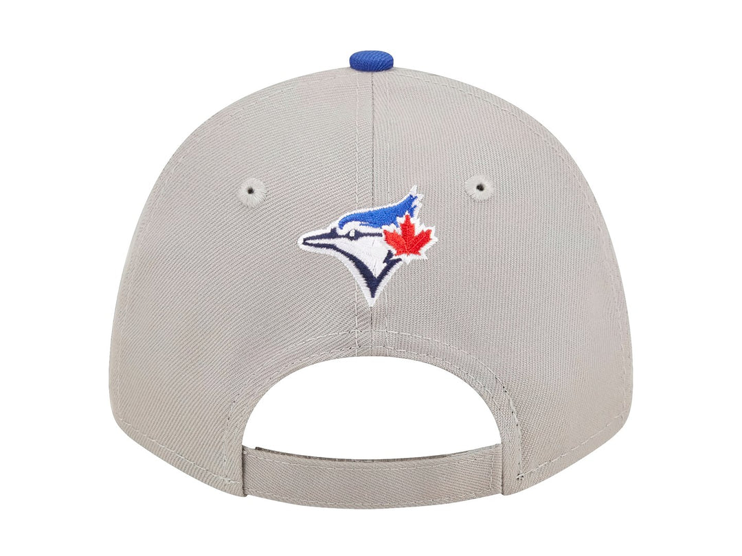 Gorra New Era de los Toronto Blue Jays con corona gris, visera azul y logotipo bordado al frente.