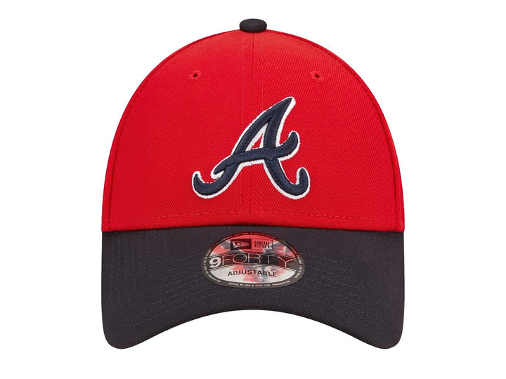 Gorra New Era de los Atlanta Braves en color rojo con visera gris oscuro y logotipo bordado al frente.