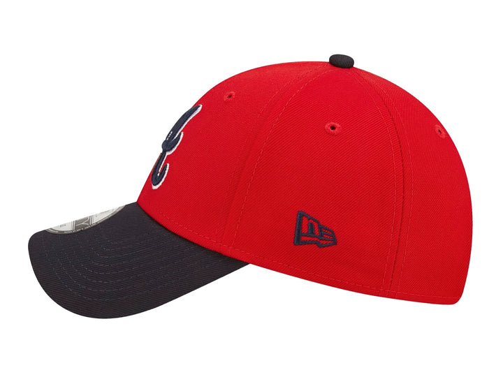 Gorra New Era de los Atlanta Braves en color rojo con visera gris oscuro y logotipo bordado al frente.