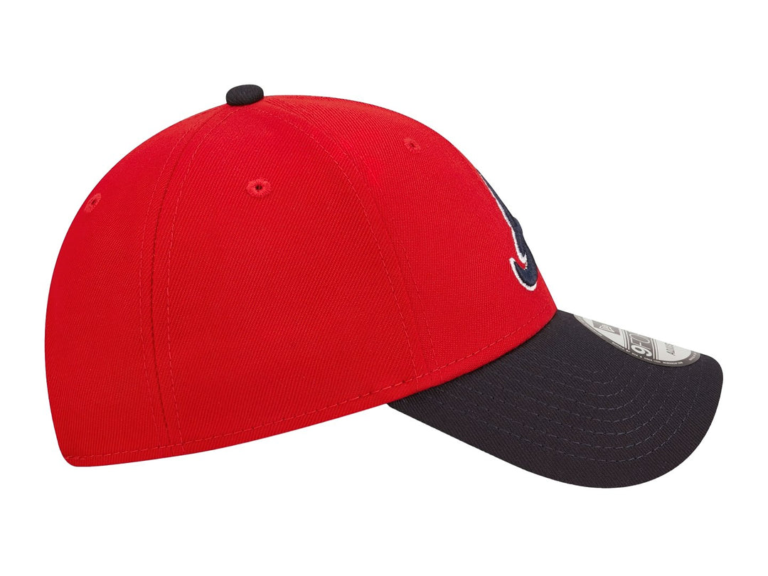 Gorra New Era de los Atlanta Braves en color rojo con visera gris oscuro y logotipo bordado al frente.