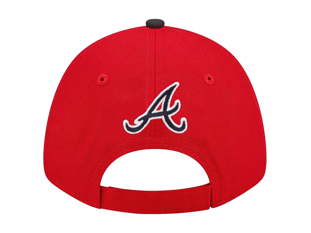 Gorra New Era de los Atlanta Braves en color rojo con visera gris oscuro y logotipo bordado al frente.