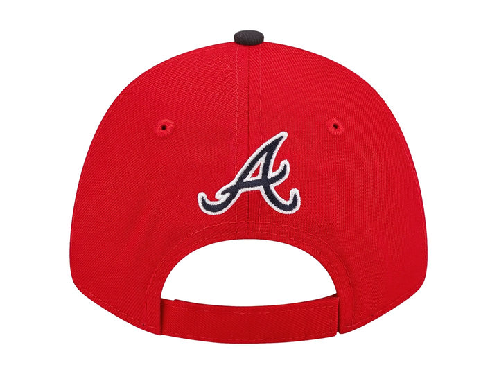 Gorra New Era de los Atlanta Braves en color rojo con visera gris oscuro y logotipo bordado al frente.