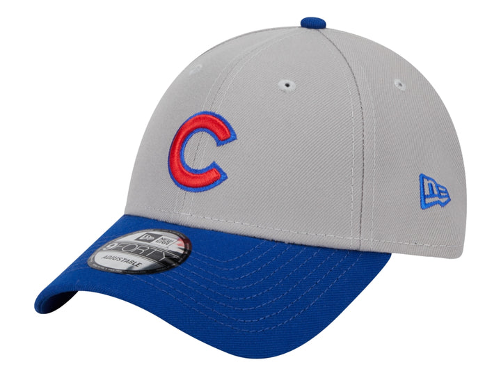 Gorra de béisbol New Era con corona gris, visera azul y logo rojo en el frente.