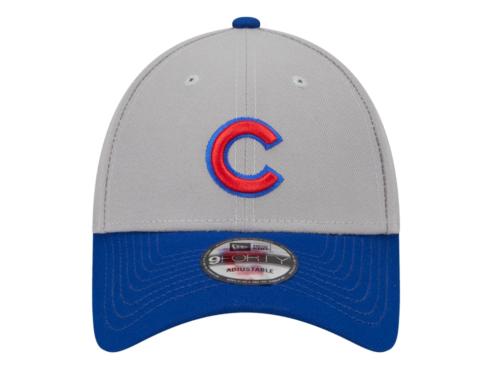 Gorra de béisbol New Era con corona gris, visera azul y logo rojo en el frente.