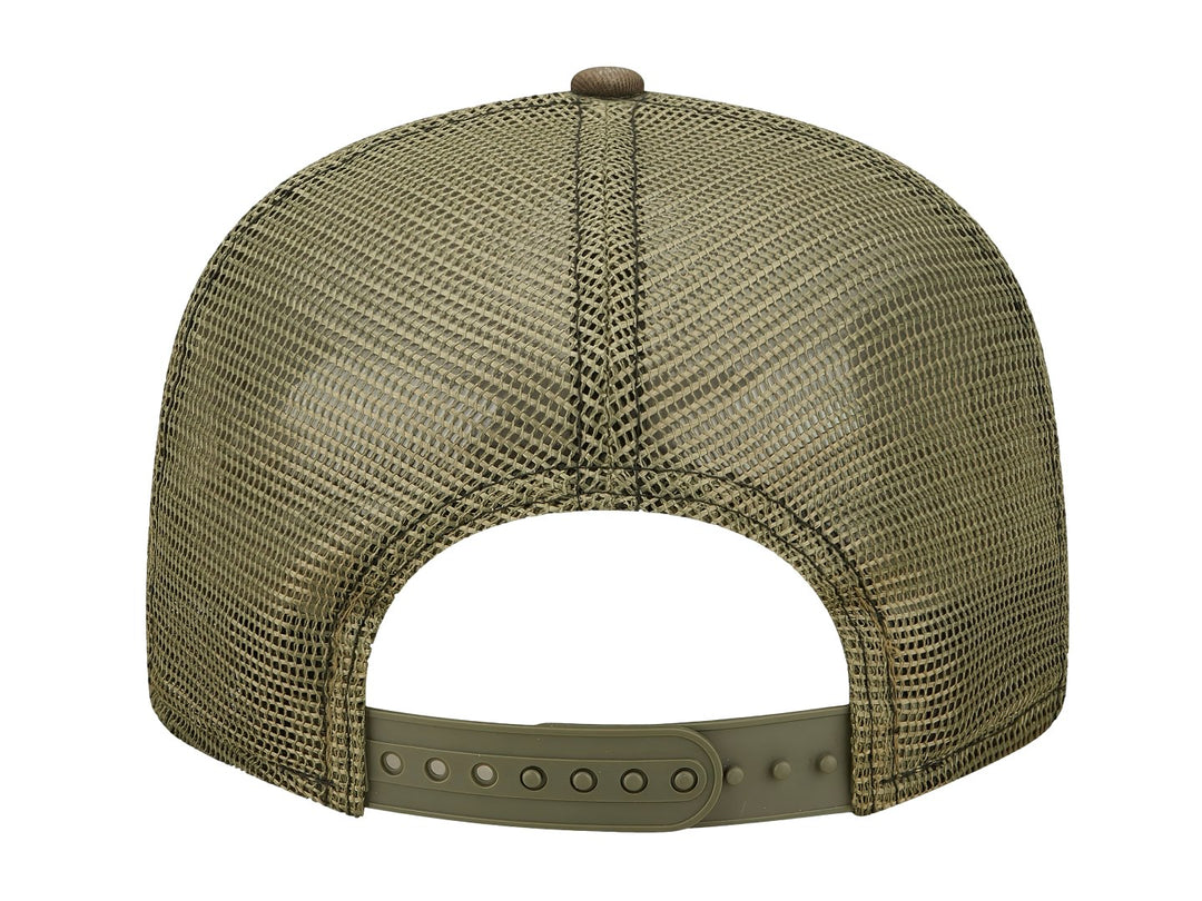 Gorra New Era con estampado de camuflaje en tonos verdes y cafés, visera plana y logo bordado al frente.