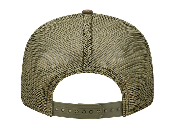 Gorra New Era con estampado de camuflaje en tonos verdes y cafés, visera plana y logo bordado al frente.