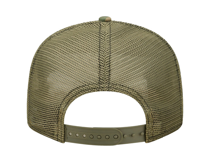 Gorra New Era con estampado de camuflaje en tonos verdes y cafés, visera plana y logo LA bordado en blanco.