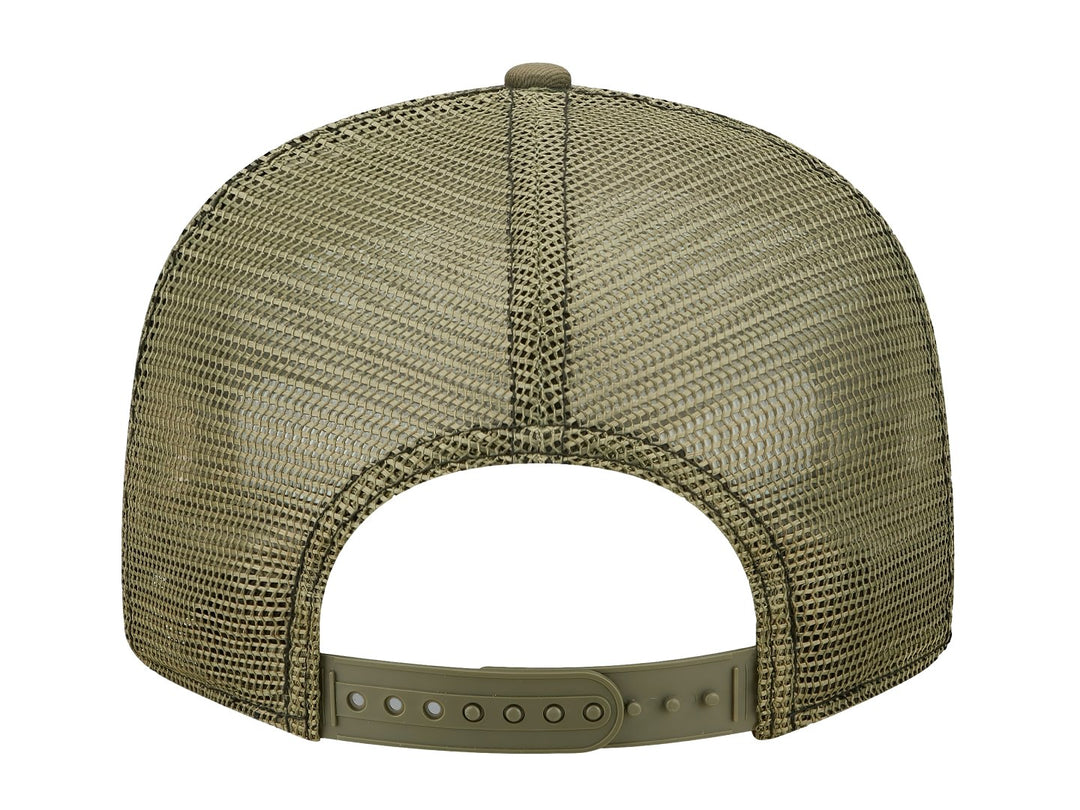 Gorra New Era estilo trucker con estampado de camuflaje y logotipo bordado en rojo y blanco al frente.