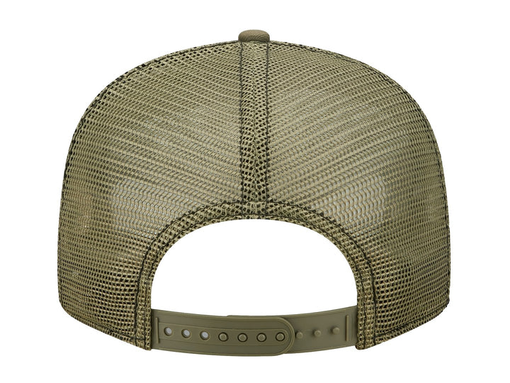 Gorra New Era estilo trucker con estampado de camuflaje y logotipo bordado en rojo y blanco al frente.