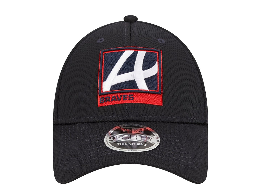 Gorra New Era color navy con logotipo frontal de los Atlanta Braves en blanco y rojo.