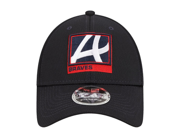 Gorra New Era color navy con logotipo frontal de los Atlanta Braves en blanco y rojo.