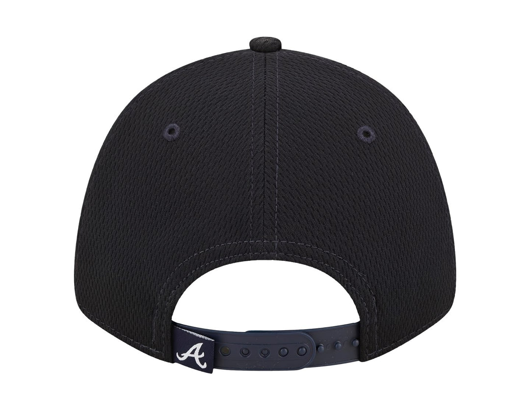 Gorra New Era color navy con logotipo frontal de los Atlanta Braves en blanco y rojo.