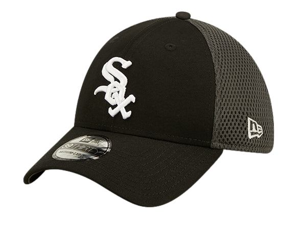 Gorra de béisbol New Era color negro con logo bordado en blanco y panel trasero de malla.