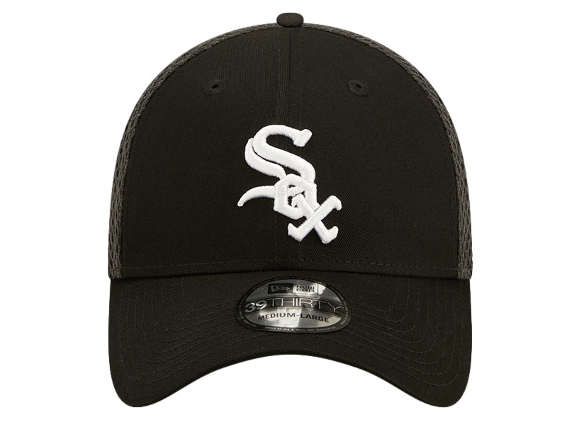 Gorra de béisbol New Era color negro con logo bordado en blanco y panel trasero de malla.