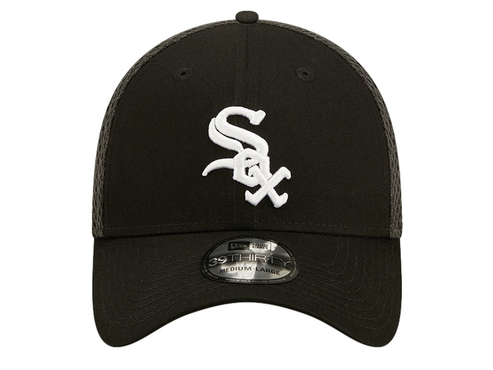 Gorra de béisbol New Era color negro con logo bordado en blanco y panel trasero de malla.