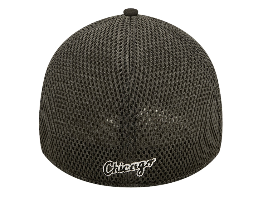 Gorra de béisbol New Era color negro con logo bordado en blanco y panel trasero de malla.