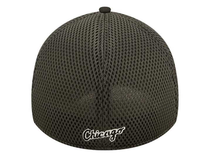 Gorra de béisbol New Era color negro con logo bordado en blanco y panel trasero de malla.