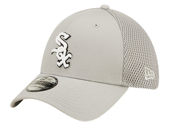 Gorra de béisbol New Era color gris con malla trasera y logo bordado en blanco al frente.