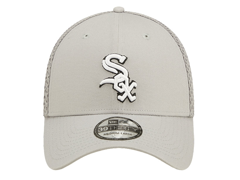Gorra de béisbol New Era color gris con malla trasera y logo bordado en blanco al frente.
