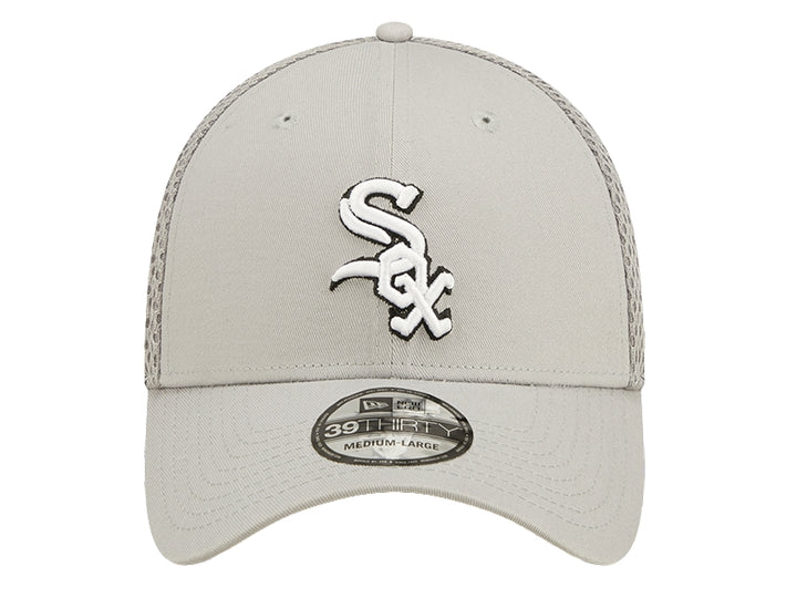 Gorra de béisbol New Era color gris con malla trasera y logo bordado en blanco al frente.