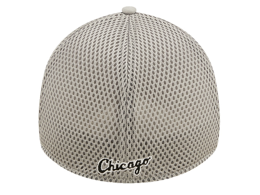 Gorra de béisbol New Era color gris con malla trasera y logo bordado en blanco al frente.