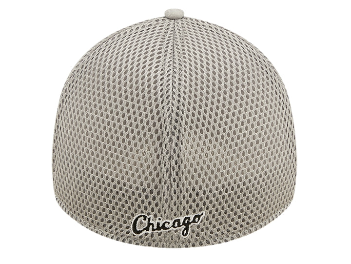 Gorra de béisbol New Era color gris con malla trasera y logo bordado en blanco al frente.