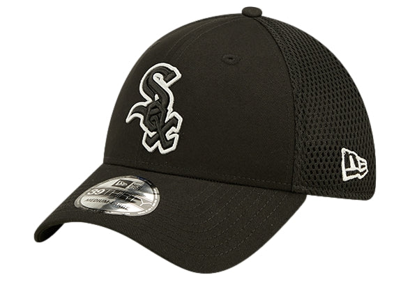 Gorra de béisbol New Era color negro con logo bordado en blanco y panel trasero de malla.