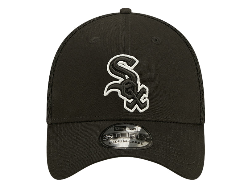 Gorra de béisbol New Era color negro con logo bordado en blanco y panel trasero de malla.