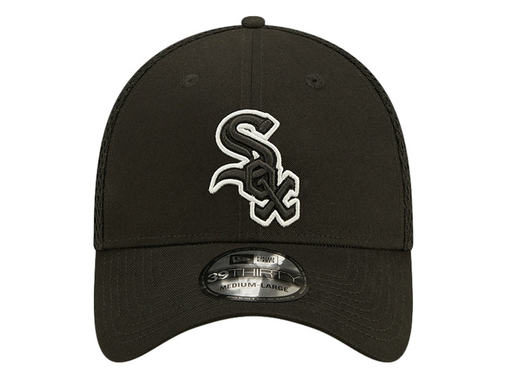 Gorra de béisbol New Era color negro con logo bordado en blanco y panel trasero de malla.