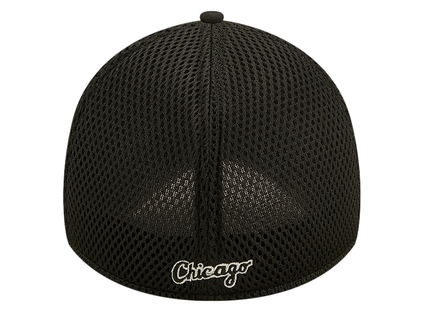 Gorra de béisbol New Era color negro con logo bordado en blanco y panel trasero de malla.