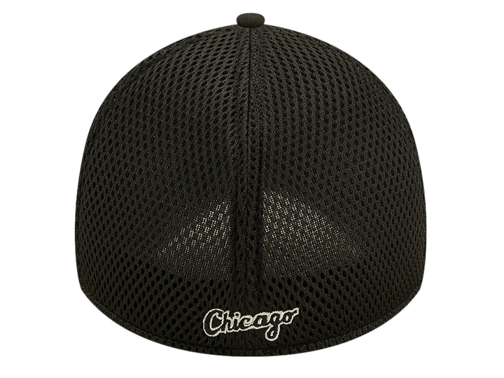Gorra de béisbol New Era color negro con logo bordado en blanco y panel trasero de malla.
