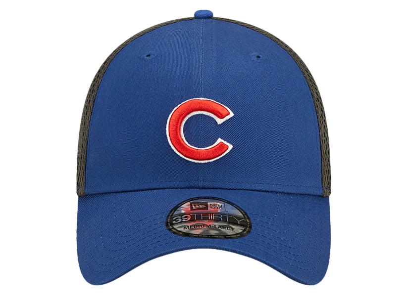 Gorra de béisbol New Era color azul con parte trasera en malla gris y logo bordado en rojo y blanco.