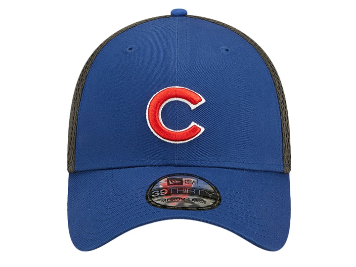 Gorra de béisbol New Era color azul con parte trasera en malla gris y logo bordado en rojo y blanco.