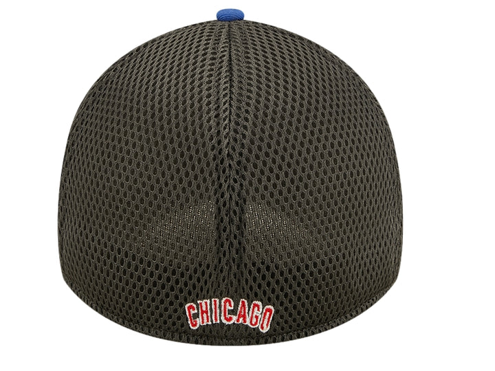 Gorra de béisbol New Era color azul con parte trasera en malla gris y logo bordado en rojo y blanco.