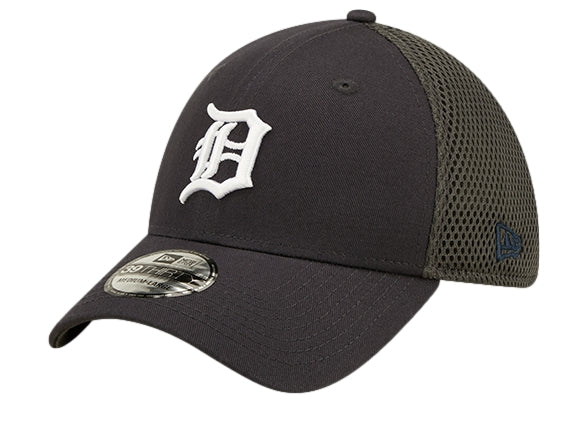 Gorra New Era color navy con logo bordado en blanco y parte posterior de malla.