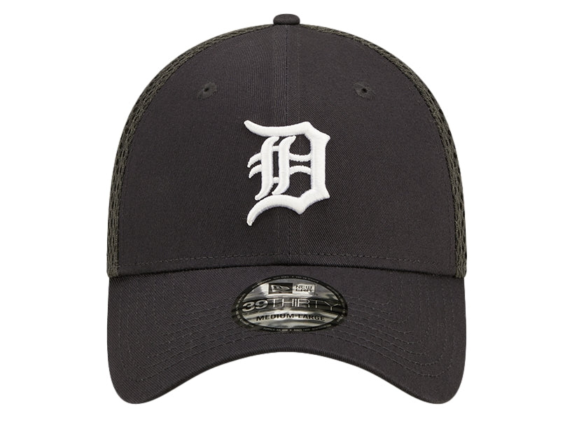 Gorra New Era color navy con logo bordado en blanco y parte posterior de malla.