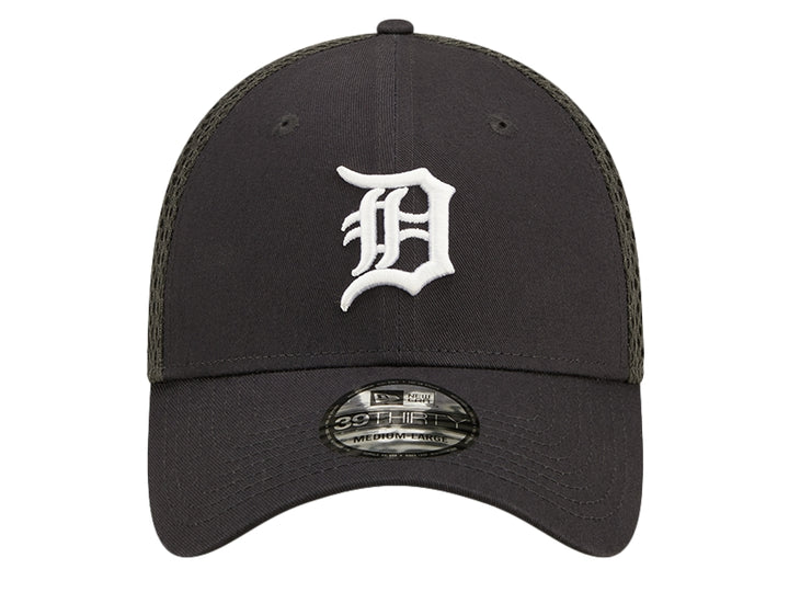 Gorra New Era color navy con logo bordado en blanco y parte posterior de malla.