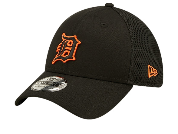 Gorra de béisbol New Era color negro con logo bordado en naranja y panel trasero de malla.