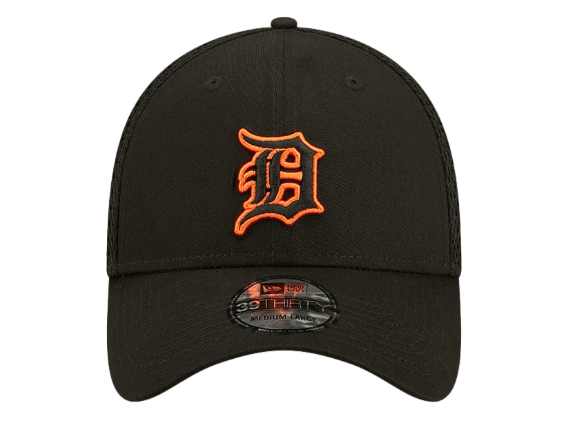 Gorra de béisbol New Era color negro con logo bordado en naranja y panel trasero de malla.