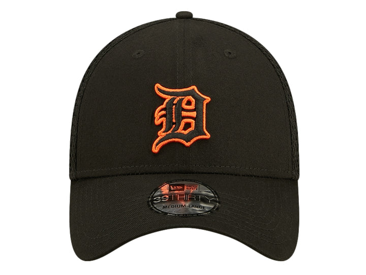 Gorra de béisbol New Era color negro con logo bordado en naranja y panel trasero de malla.