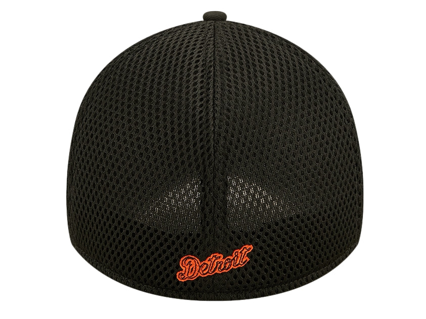 Gorra de béisbol New Era color negro con logo bordado en naranja y panel trasero de malla.