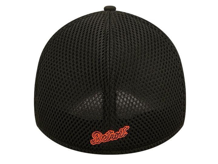 Gorra de béisbol New Era color negro con logo bordado en naranja y panel trasero de malla.