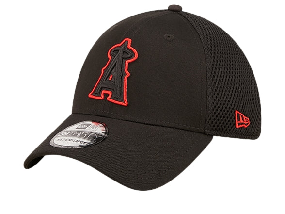 Gorra de béisbol New Era color negro con logo bordado en rojo y parte posterior de malla.