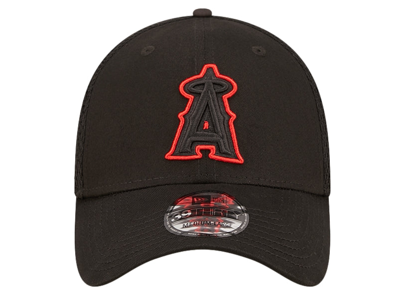 Gorra de béisbol New Era color negro con logo bordado en rojo y parte posterior de malla.