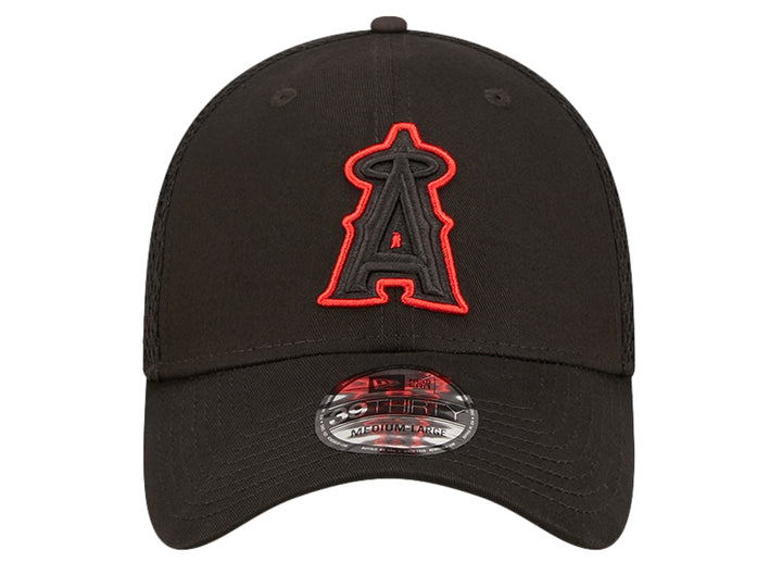 Gorra de béisbol New Era color negro con logo bordado en rojo y parte posterior de malla.