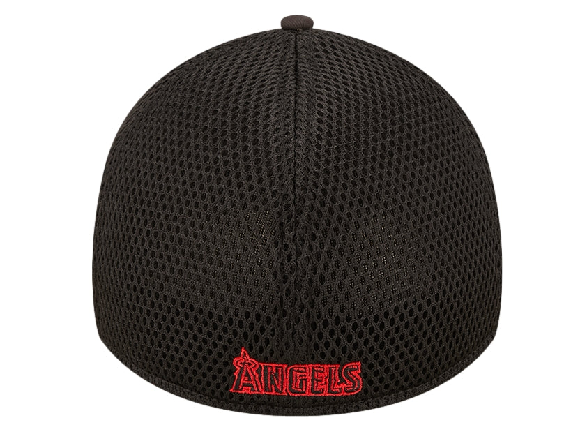 Gorra de béisbol New Era color negro con logo bordado en rojo y parte posterior de malla.