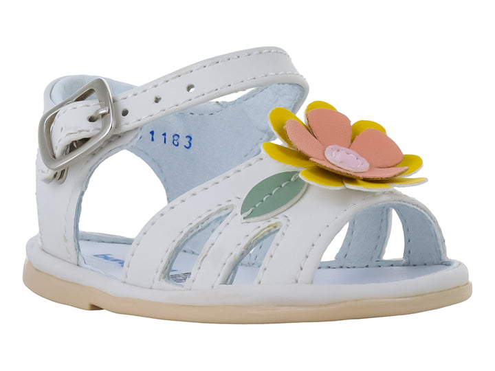 Sandalia beige para niña con detalle de flor colorida en la parte frontal y correa ajustable con hebilla.