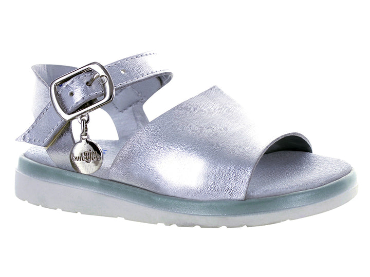 Sandalia infantil color plata metálico con correa y hebilla ajustable.