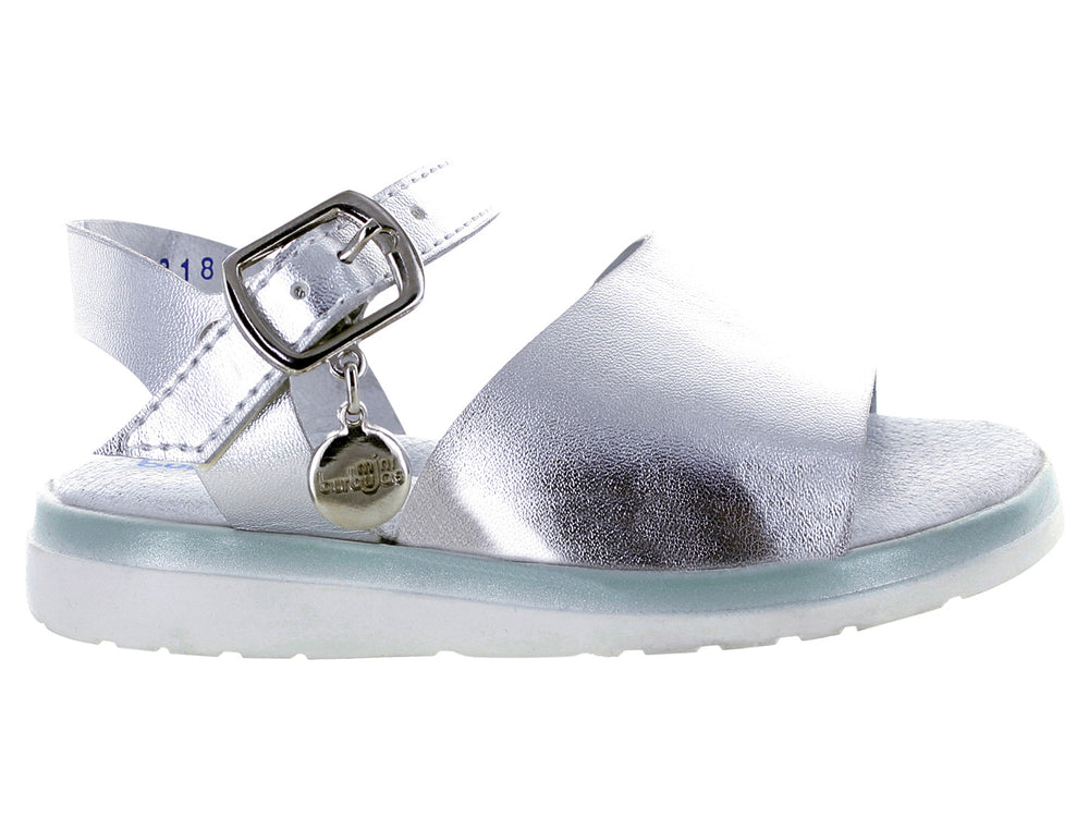 Sandalia infantil color plata metálico con correa y hebilla ajustable.