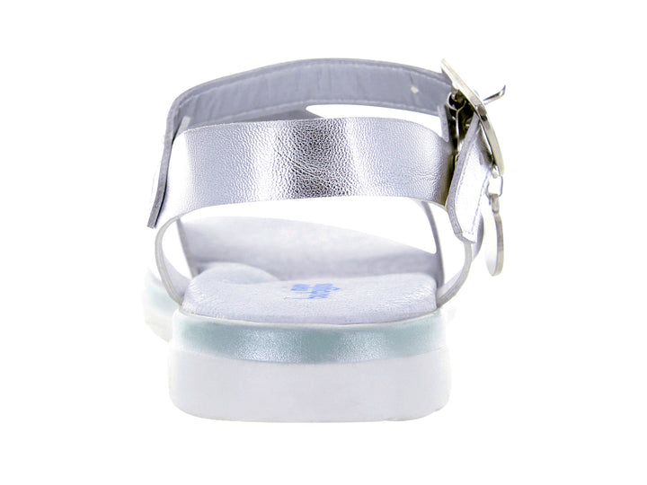 Sandalia infantil color plata metálico con correa y hebilla ajustable.